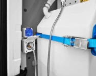 05_Arbeitsplatte mit Metallschubladen, Schubladen aus durchsichtigem Kunststoff und LED-Leuchte im Man TGE