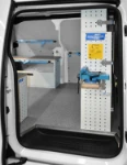 05_Blick durch die Seitentür in den von Syncro eingerichteten Peugeot Expert