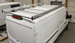 05_Dachträger auf dem Dach des Ford Transit L3H2 eines Gas- und Wasserinstallateurs