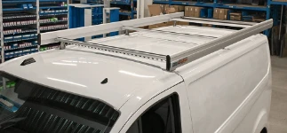 05_Dachträger auf dem Dach des Transporter eines Elektrikers