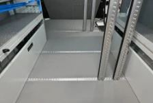 05_Detail der Syncro Airlineschienen für Spannstangen im Trafic
