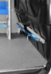 05_Gleitschiene mit Spanngurt an der Laderaumtrennwand des Nissan NV250