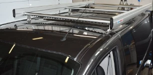 05_Grundträger mit Ultrasilent-Profil auf dem Dach des Custom für Elektriker