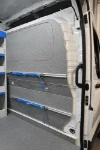 05_Laderaumtrennwand des Maxus Deliver9 mit Ladungssicherungssystemen von Syncro System