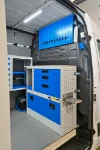 05_Laderaumtrennwand mit Werkbank, ausziehbarem Schraubstockhalter, Werkzeuglochwand im Sprinter