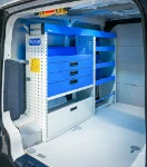 05_Linke Wand des KIA PV5 2026 mit Schubladen, Regalwannen und oben abschließender Langgutwanne von Syncro