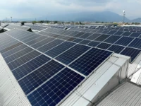 05_Photovoltaikanlage auf dem Fabrikdach von Syncro System