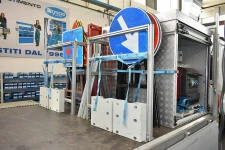 05_Werkzeugständer und Metallkonstruktion für den offenen Transport von Material auf einem Pritschenfahrzeug