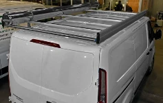 06_Dachträger mit Laderohr Syncro Ultra auf dem Dach des Ford Custom