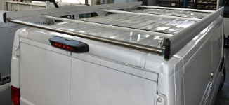 06_Laderolle und Seitenwangen für den Dachträger von Syncro auf dem Fahrzeug für Kältetechniker