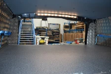 06_Zwischenboden aus Multiplexplatte und LED-Lichtleiste im Fahrzeug eines Bestattungsunternehmens