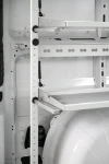07_Detail der Klappregale, mit unterem Anschlag und Ständer mit Airline-Lochungen