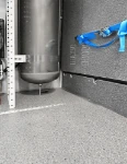 08_Detailansicht des Drucklufttanks und der Ladungssicherungssysteme an der Laderaumtrennwand des Master