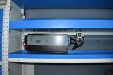 11_Auf einem Fachboden montierter Wechselrichter an Bord des VW Crafter