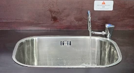 11_Handwaschbecken mit Wasserhahn und darunter befindlichem Abfluss