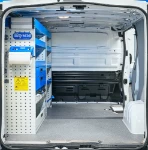 11_Renault Trafic L1H1 eines Elektrikers mit Einrichtung von Syncro an der linken Wand (2)