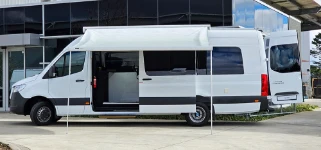 13_Am Sprinter angebrachtes Vordach mit Teleskopstangen von Syncro System