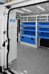 14_Blick durch die Seitentür in den von Syncro System eingerichteten Ducato