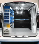 21_Von Syncro System an einer Wand eingerichteter Volkswagen Transporter eines Bauunternehmens