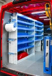 22_Als Lager eingerichtete linke Wand des Daily mit Syncro Regalwannen (2)