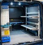 22bis_Rechte Wand im Custom mit ausgeklappten Klappregalen (2)