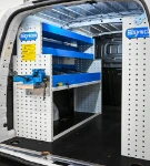 22_Einrichtung im Doblò für Arbeiten an Gasnetzen mit Regalwannen und ausziehbarem Schraubstockhalter (2)