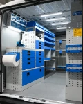 22_Linke Wand des Ducato mit Werkbank mit Schraubstock und Licht (2)