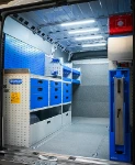 22_Linke Wand des Ducato mit Werkbank, Schubladen, Regalwannen und Bodenfächern (2)