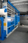 22_Linke Wand des Iveco Daily mit Einrichtung über die ganze Wand und klappbarem Schraubstockhalter (2)