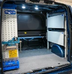 22_Rechte Wand mit eingeklappten Klappregalen (2)