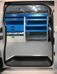 23_Kofferauszug mit Spanngurt in dem von Syncro eingerichteten Volkswagen Transporter eines Bauunternehmens