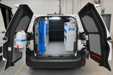 31_ VW ID Buzz L1H1 mit Möbeln von Syncro an beiden Seitenwänden und Zubehör