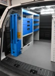 32_Linke Wand des ID BUZZ mit Regalwannen, Schubladen und klappbarem Schraubstock