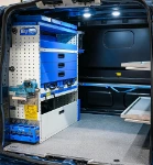 33_Linke Wand des Custom mit Schubladen, Kunststoffbehältern, Koffern, Regalwannen (2)