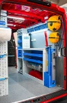 33_Rechte Wand des Daily mit Werkbank und klappbarem Schraubstockhalter von Syncro (2)