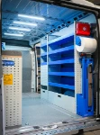 33_Rechte Wand des Ducato mit Regalwannen, klappbarem Schraubstockhalter und Zubehör (2)