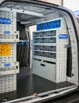 33_Rechte Wand des Fiat Doblò mit durchsichtigen Kleinteilebehältern (2)