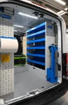 33_Rechte Wand im Transit mit klappbarem Schraubstockhalter und Regalwannen (2)
