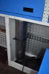 44_Abgasrohr für den Generator in dem von Syncro eingerichteten Transporter