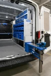 44_Aufgeklappter Schraubstockhalter im Transit