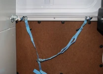 Aluminiumschiene mit Spanngurten an der linken Seitenwand des Connect