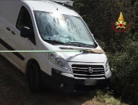 An mehreren Stellen des eingerichteten Fahrzeugs angebrachte Seile