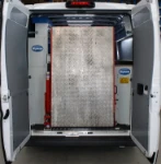 Auffahrrampe zum Beladen industrieller Reinigungsmaschinen in Kleintransportern