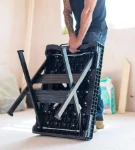 Aufklappen des Arbeitstisches mit Tragegriff