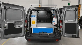 Ausbau des Courier mit Unterflur-Schublade und Regal mit Schubladen
