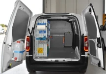 Ausbau des Fiat Doblo mit Verkleidungen, Regalen und Zubehör