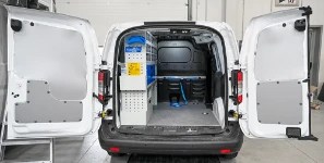Ausbau des Ford Courier mit Bodenplatte und Verkleidungen
