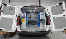 Ausbau des Ford Custom mit Regalen und Verkleidungen