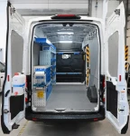 Ausbau des Ford Transit mit Regalsystem, Ausstattung und Zubehör