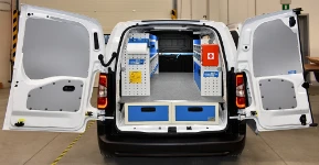 Ausbau des Opel Combo mit Schubladenschränken, Regalen und Verkleidungen